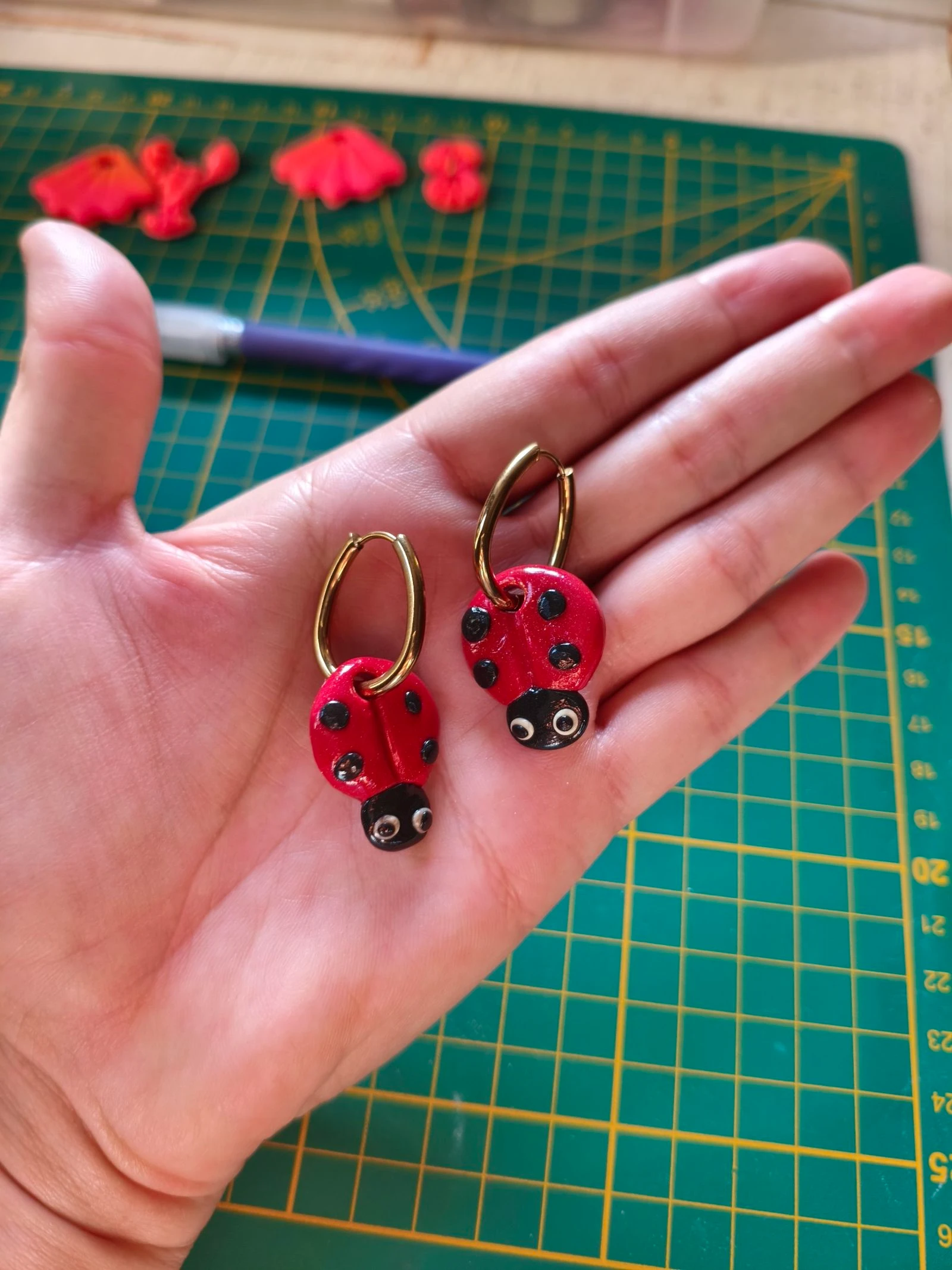 Boucle d'oreille coccinelle 